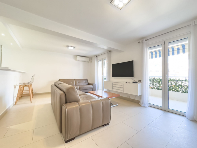 Room 5, 207 Le Maubourg in Cannes, Alpes-Maritimes