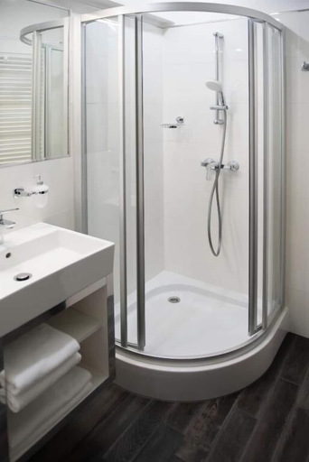 Bathroom 4, Central Passage Hotel, Kecskemét
