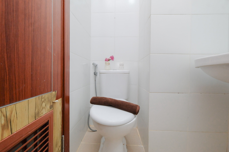 Bathroom 2, Tranquil 1BR for 2 Pax at Vittoria Residence By Travelio, Jakarta Barat