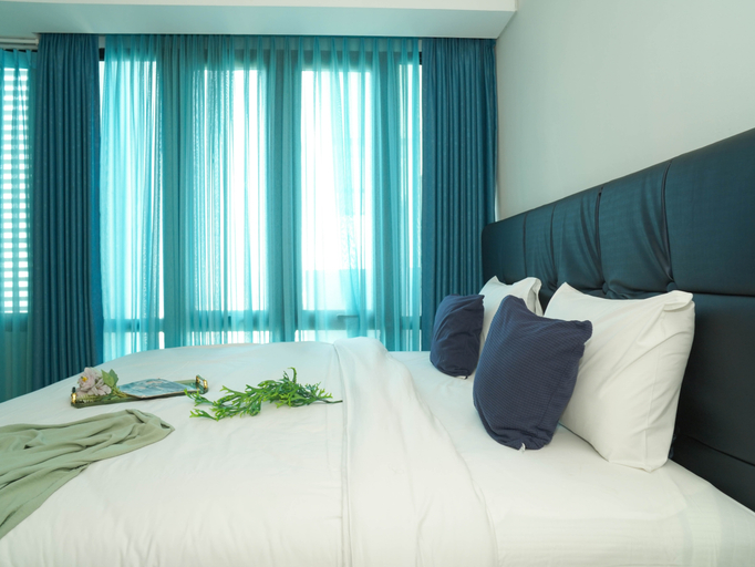 Bedroom 4, Chic and Warm Studio with Super King Bed at Capitol Suites Apartment By Travelio, Jakarta Pusat