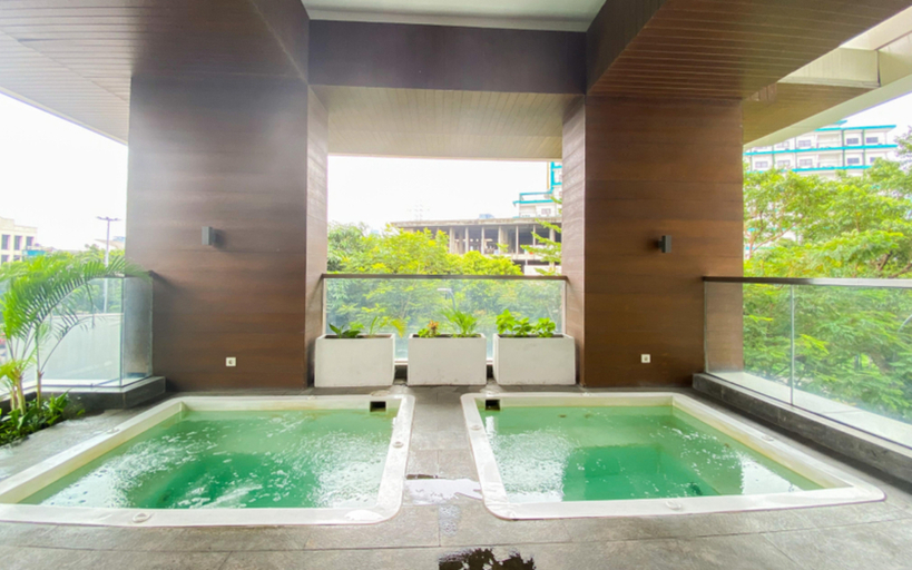 Swimming Pool 3, Chic and Warm Studio with Super King Bed at Capitol Suites Apartment By Travelio, Jakarta Pusat