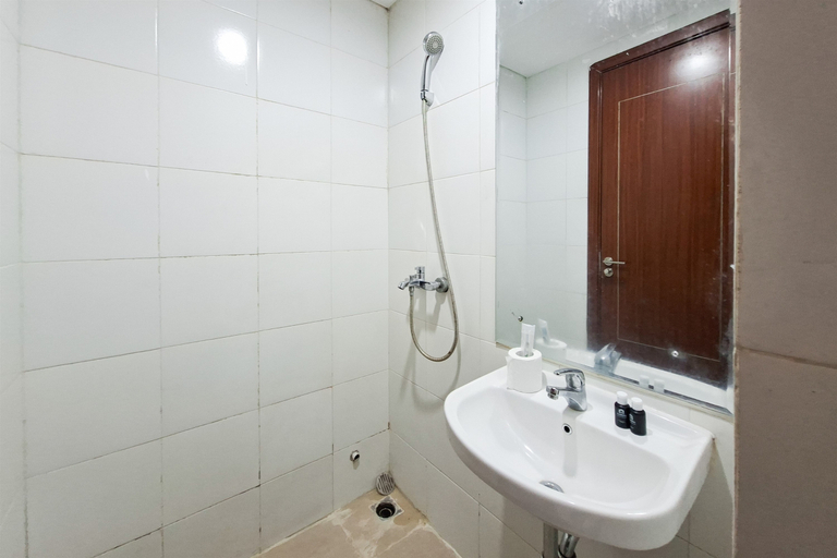Bathroom 5, Basic Look Studio Apartment at Vittoria Residence By Travelio, Jakarta Barat
