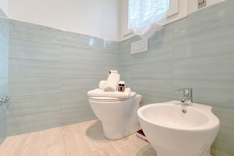 Bathroom 5, Torre Sea-view Apartment, Savona