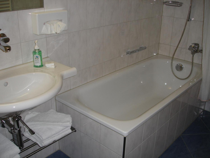 Bathroom 3, Garni Hostatt, Obwalden