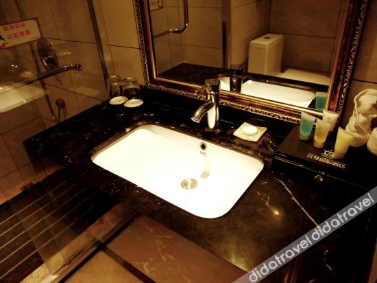 ���他, Yuanheng International Hotel, Yueyang