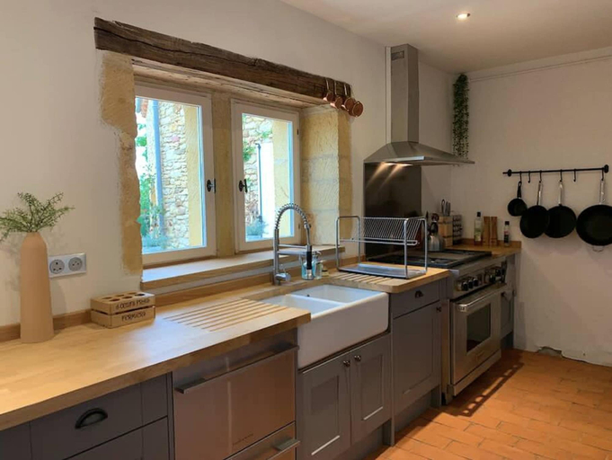 Room 2, Luxury Secluded Chateau With Pool and hot tub, Dordogne