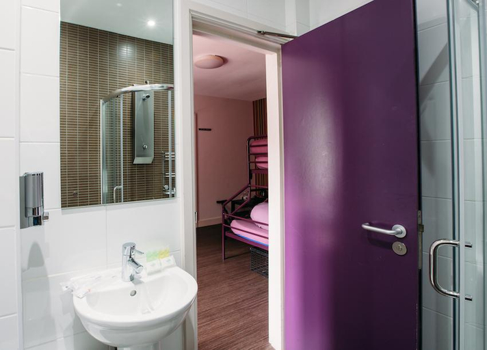 Bathroom, Safestay Holland Park, London