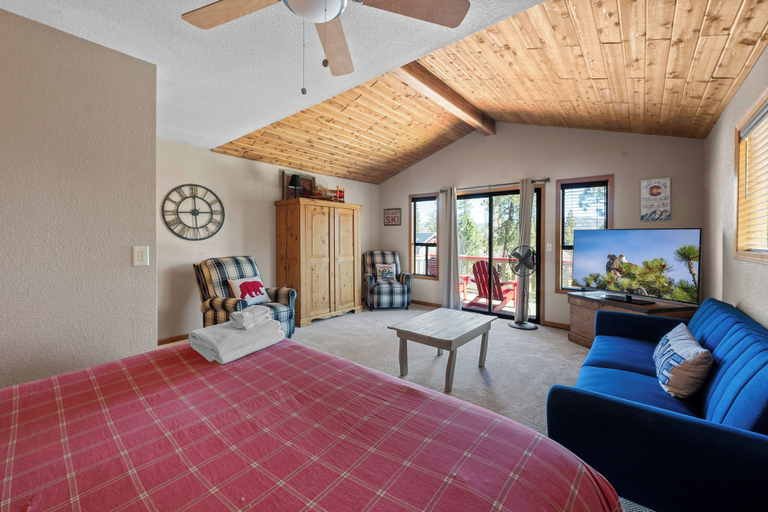 Room 4, Lakeview Haven- Luxury Retreat, San Bernardino