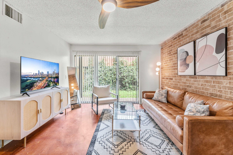 Room 2, Prime Soco Airy 1BR King Suite w Pool Parking, Travis