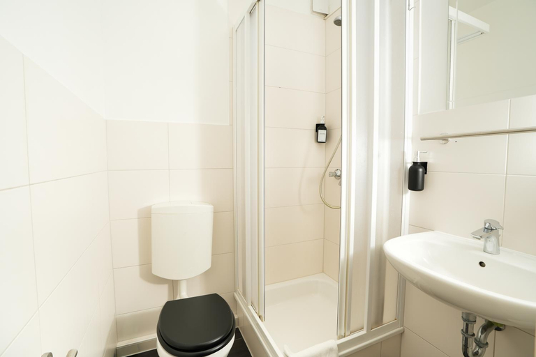 Bathroom 5, SHIN APARTMENTS, Essen