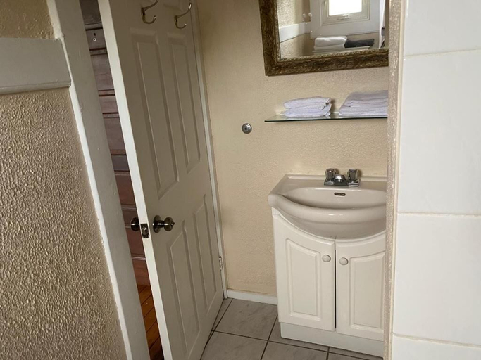 Bathroom 3, Colonial Charm Inn, Queens