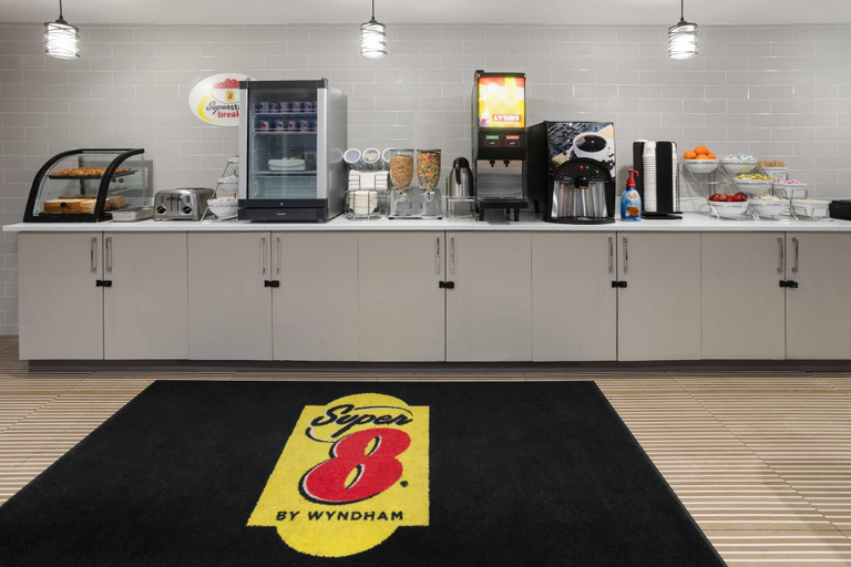 Food & Drinks 5, Super 8 By Wyndham Bronx Near Stadium, New York