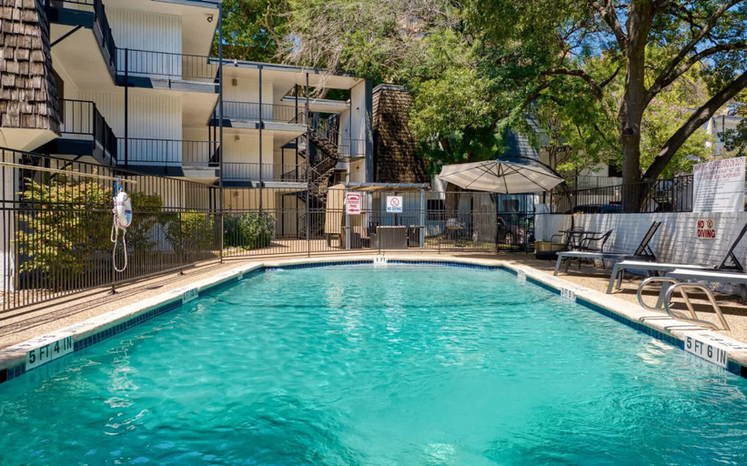 Room 5, Prime Soco Airy 1BR King Suite w Pool Parking, Travis