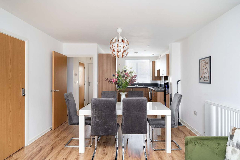 Room 3, Charming 2-bedroom House in Northfleet, Kent