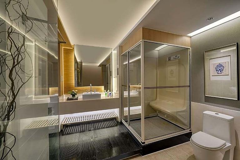 Bathroom, Royal Garden Hotel Dongguan, Dongguan