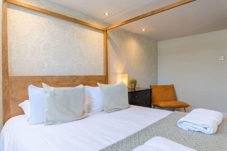 Room 3, Entire Victorian Schoolhouse With hot tub and Harbour Views, Cornwall