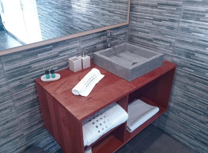 Bathroom, Narjis