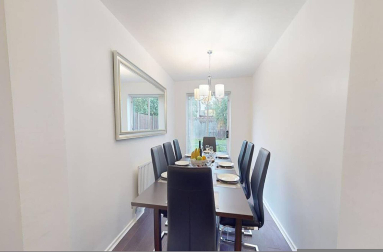 Room 5, Comfort Stay Slough 3BR Home for Groups Families, Slough