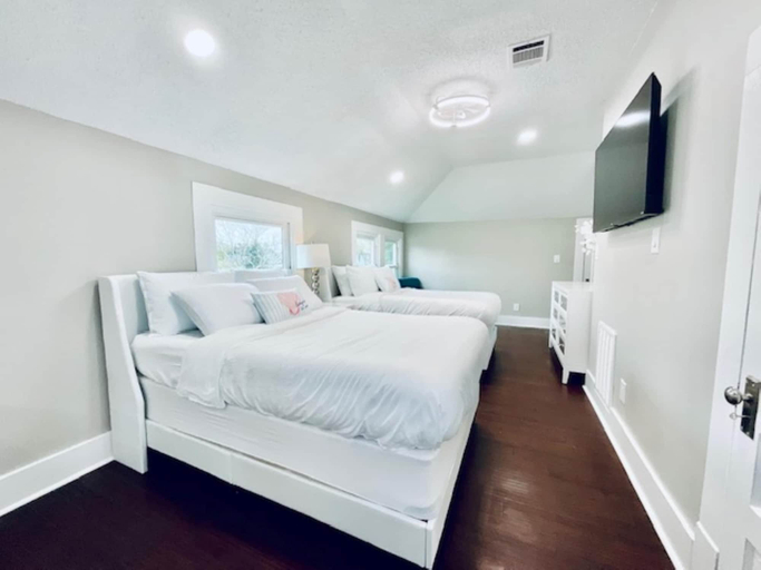 Room 5, Coastal Cove Near Beach, Galveston