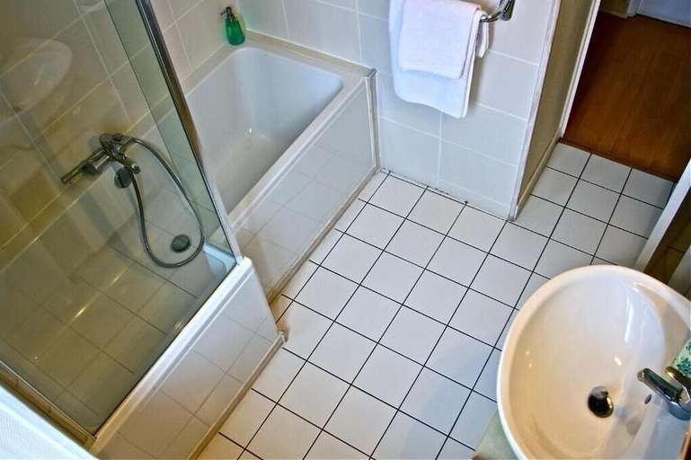 Bathroom 5, Hotel du Périgord, Charente