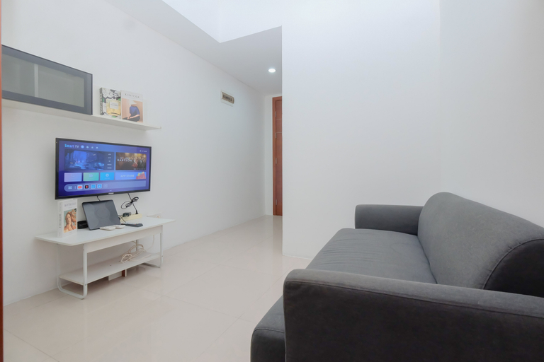 Living Room 4, Tranquil 1BR for 2 Pax at Vittoria Residence By Travelio, Jakarta Barat