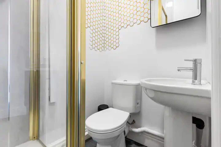 Bathroom, Studio apartment in Jewellery Quarter, Birmingham