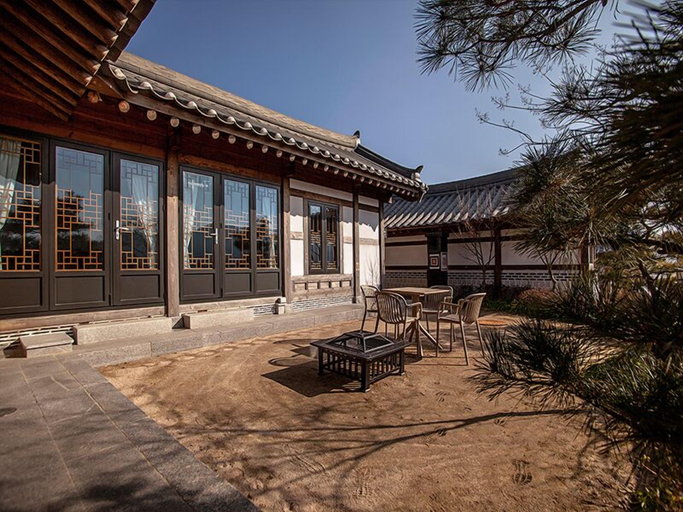 Exterior & Views