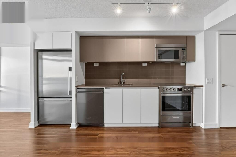 Private kitchen, Dundas and Yonge Hotel - Suites, Toronto