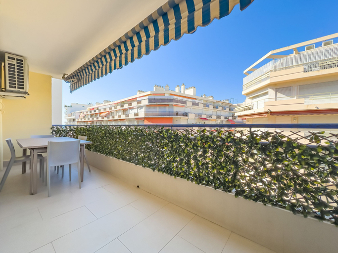 Room 2, 207 Le Maubourg in Cannes, Alpes-Maritimes