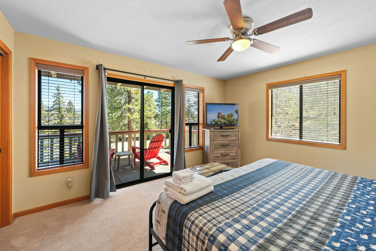 Room 5, Lakeview Haven- Luxury Retreat, San Bernardino