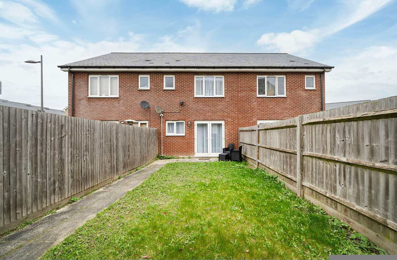 Room 2, Charming 2-bedroom House in Northfleet, Kent