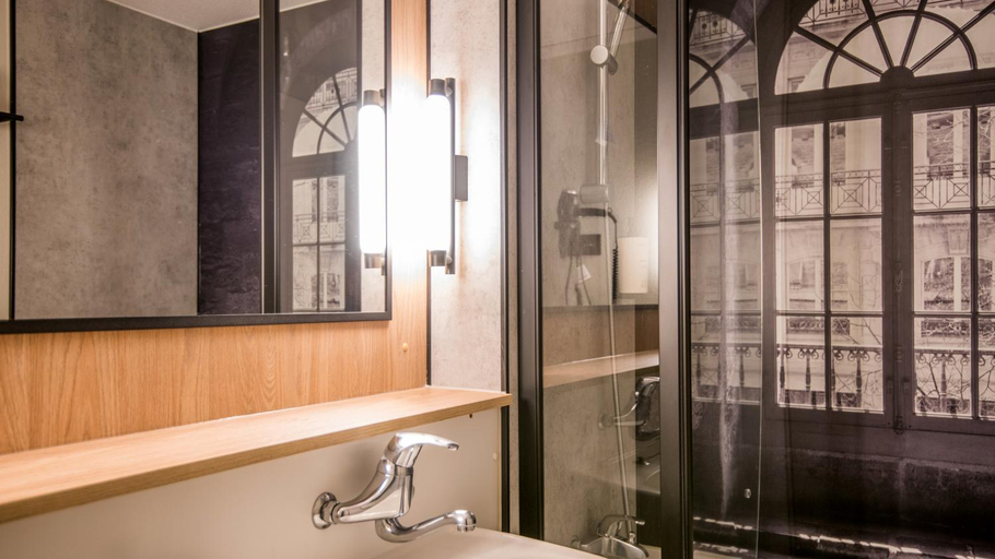 Bathroom 4, Campanile NATURE - Martigues, Bouches-du-Rhône