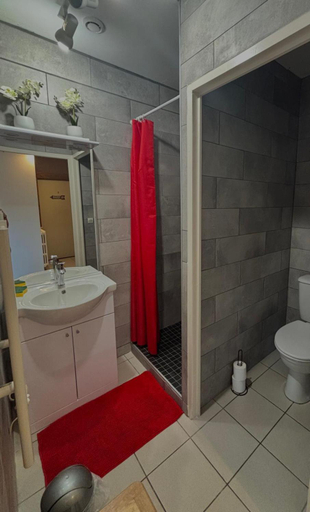 Bathroom 5, le saloon, Ain