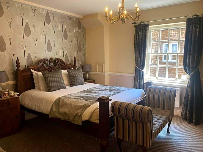Bedroom 4, Saracen's Head Hotel, Northamptonshire