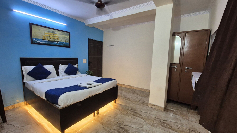 Room 4, Hotel South Embassy Near Satya Niketan, Delhi