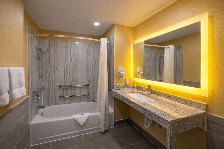 Bathroom 5, Super 8 by Wyndham Pasadena, Houston
