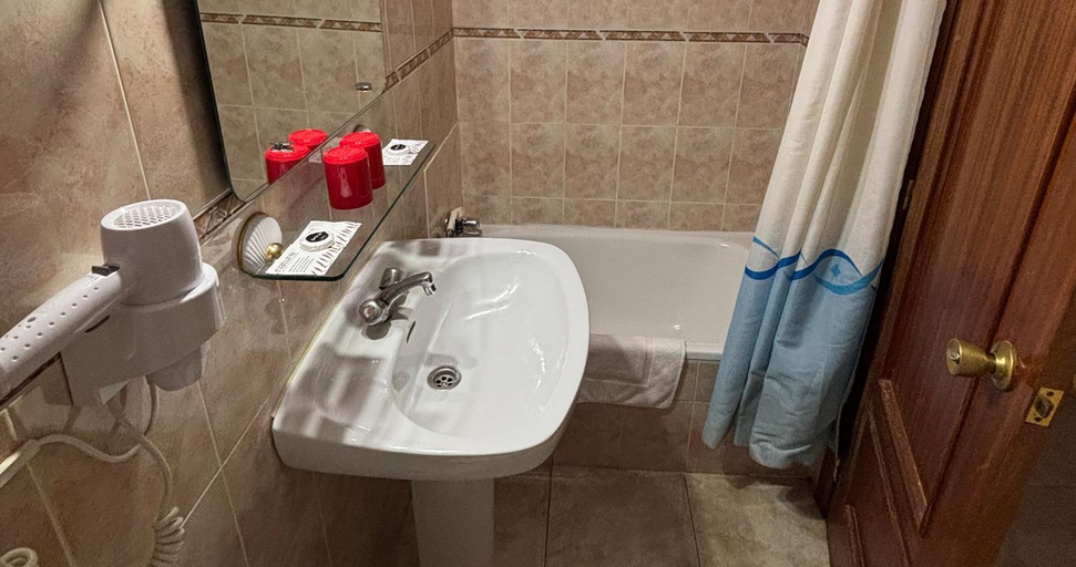 Bathroom 2, DORMERO Hotel y Albergue Sahagun, León