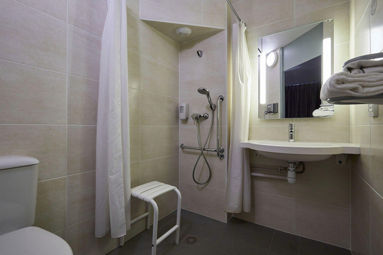 Bathroom 4, B&B HOTEL Caen Mémorial, Calvados