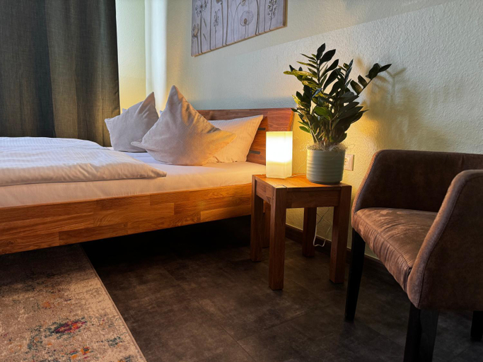 Bedroom 4, Logis Hotel Stadt Neustadt, Saale-Orla-Kreis