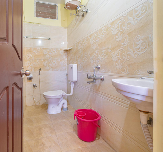 Bathroom 4, Shoreline Stays, Viluppuram