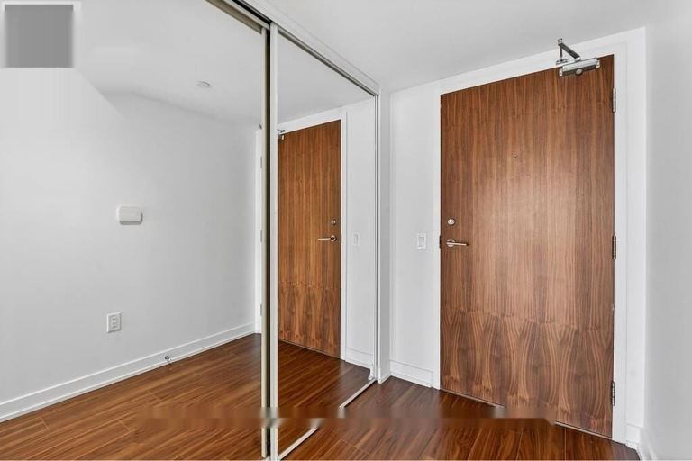 Interior entrance, Dundas and Yonge Hotel - Suites, Toronto