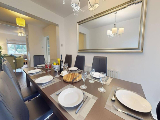 Room 3, Comfort Stay Slough 3BR Home for Groups Families, Slough