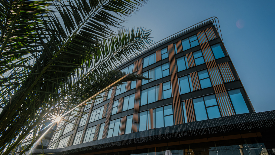 Exterior & Views