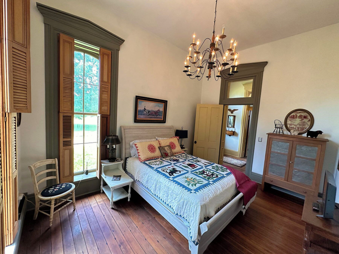 Room 4, Rising Hall B&B, Putnam