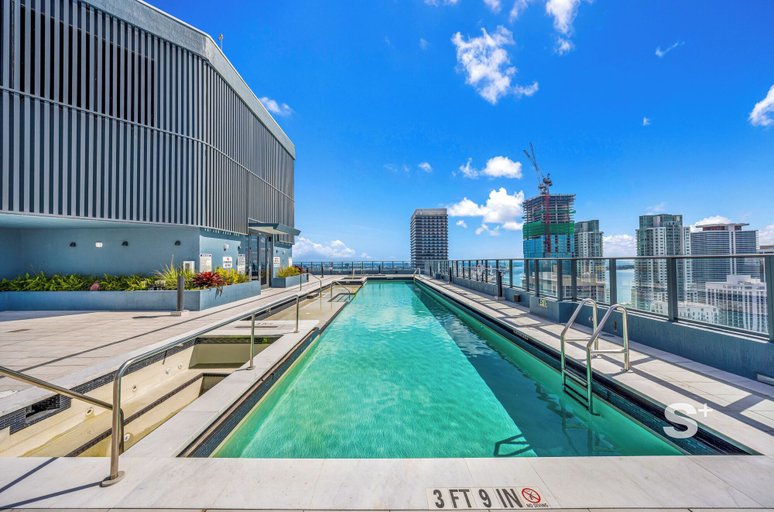 Pool, Sleek 1-BR & Den in Central Downtown, Miami-Dade