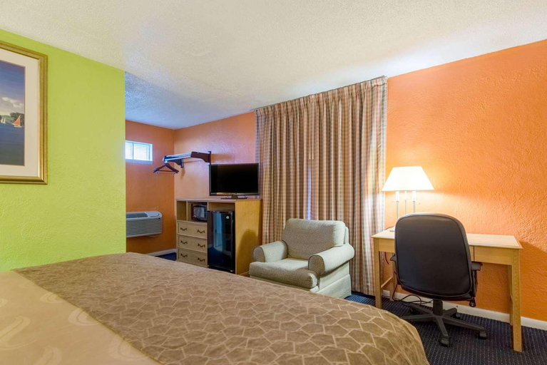Bedroom 3, Highway Inn, Edgar