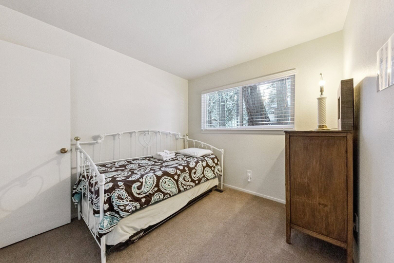 Room 3, 1293 Tata Lane 3 Bedroom Home, El Dorado