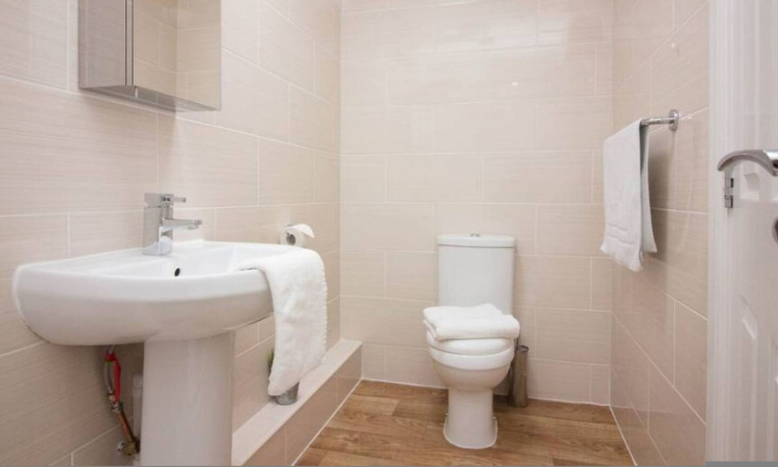 Bathroom, Castle Point 18 Apartments - Premier Lodge, Southampton