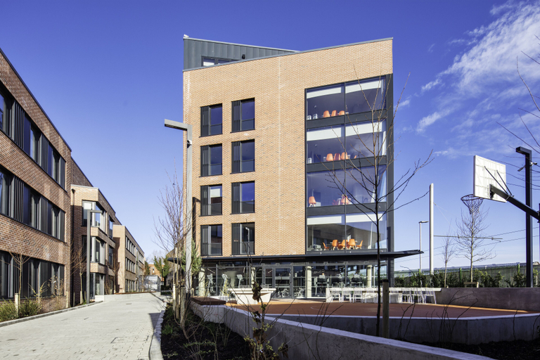 Exterior & Views
