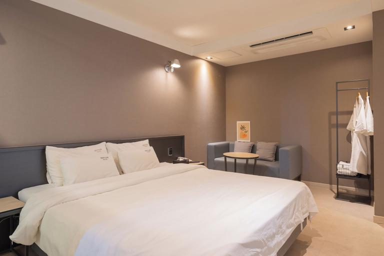 Bedroom 3, Hotel Button, Jung